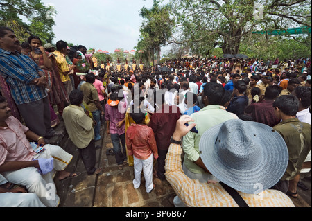 Indien Kerala Thrissur Menschenmenge auf dem Pooram Elephant Festival Stockfoto