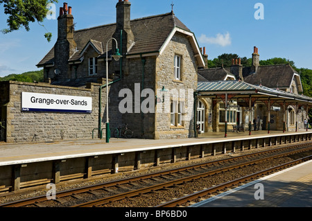 Grange-over-Sands Bahnhof Bahnsteig Gleislinie im Sommer Cumbria England GB Vereinigtes Königreich GB Großbritannien Stockfoto