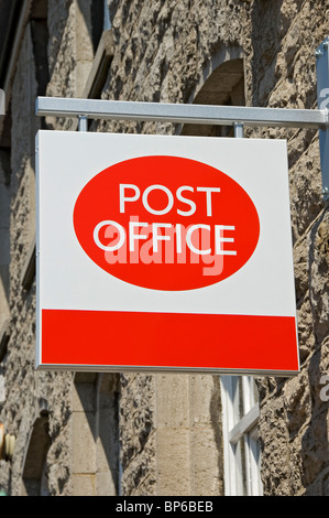 Nahaufnahme eines Postschilds, das an der Wand vor dem Dorf Grange-over-Sands hängt, Cumbria England Großbritannien Großbritannien Großbritannien Großbritannien Großbritannien Großbritannien Großbritannien Großbritannien Großbritannien Großbritannien Großbritannien Stockfoto