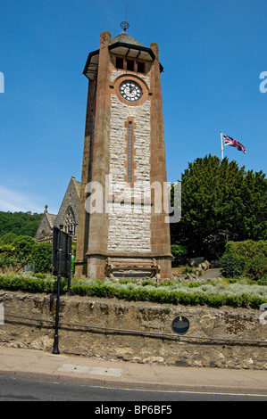 Uhrturm gebaut 1912 im Sommer Grange-over-Sands Cumbria England Großbritannien GB Großbritannien Stockfoto