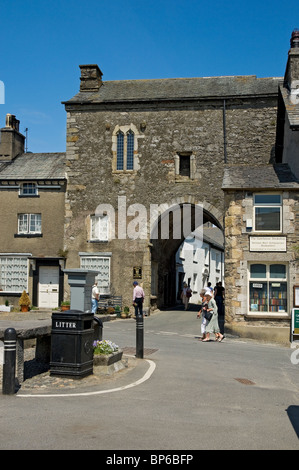 Cartmel Priory Torhaus Häuser und Dorfstraße im Sommer Cumbria England Großbritannien Großbritannien GB Großbritannien Stockfoto