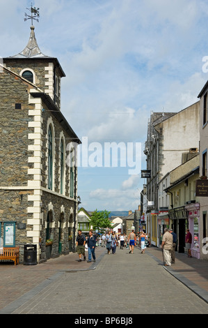 Menschen Touristen Besucher in Main Street Keswick Stadtzentrum in Sommer Cumbria England Vereinigtes Königreich GB Großbritannien Stockfoto