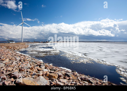 Anzeigen von Windenergieanlagen an der Küste des Bottnischen Meerbusens und schmelzenden Eises, Finnland Stockfoto