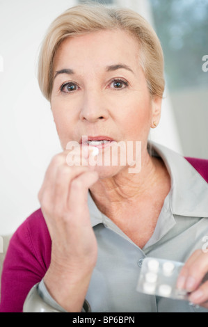 Nahaufnahme einer Frau, die Einnahme von Medizin Stockfoto