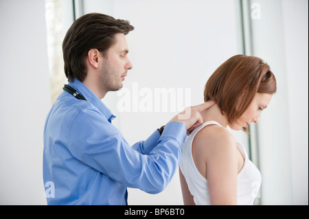 Arzt einem Patienten Stockfoto
