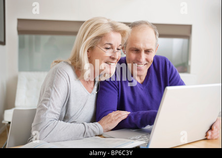 Paar mit einem Laptop Stockfoto