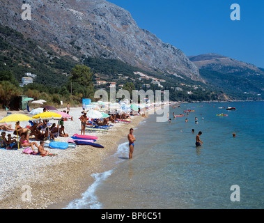 Korfu - der Ferienort Barbati Beach am Fuße des Mount Pantokrator Stockfoto