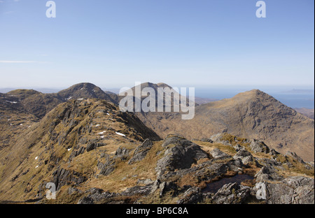 Blick auf den Kamm von Druim Fiaclach in Richtung der Korbetts von Sgurr na Ba Glaise, Rois-Bheinn und an Stac. Stockfoto