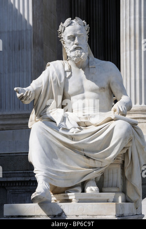 Wien, Österreich. Parlament. Statue (von Hugo Haerdtl) von Xenophon (Soldat und Schriftsteller: 430-354 v. Chr.) Stockfoto