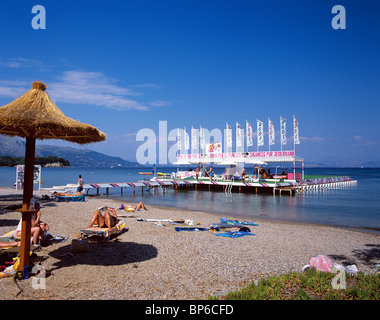 Korfu - Wassersportzentrum am Strand von Dassia Stockfoto