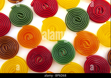 bunte Lakritz Bonbon Tropfen rollt isolierten weißen Hintergrund Stockfoto