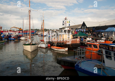 traditionelle Auster Jollen und Schlepper in Whitstable Hafen Kent England uk Stockfoto
