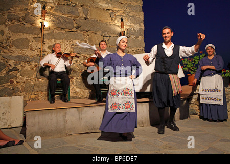 traditionellen Tanz in die venezianische Burg, Naxos-Stadt, Insel Naxos, Cyclades, Ägäische Inseln, Griechenland Stockfoto