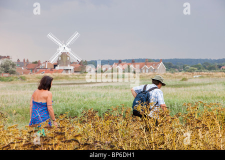 Wanderer auf dem Küstenweg Norfolk und Peddars Weise Langstrecken Fußweg bei Cley in Norfolk, England. Stockfoto