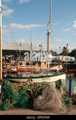traditionelle Auster Jollen Ohrfeigen und Fischernetze in Whitstable Hafen Kent England uk Stockfoto