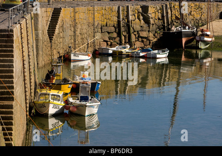 Kleine Boote vor Anker im Hafen von Mousehole Cornwall. Stockfoto