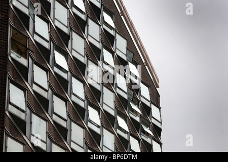 Windows of Brooke House Wohnungen in Basildon Stadt Zentrum Essex Stockfoto