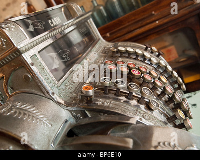 Nahaufnahme von der Kasse in der viktorianischen Apotheke in das Sudhaus Hof Museum of Nottingham Life, Nottinghamshire, England UK Stockfoto