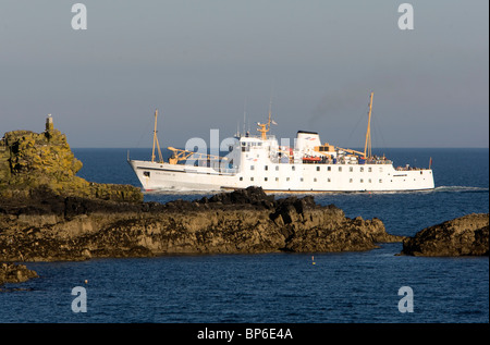 Die Scillonian 111-Passagier-Fähre geht Felsen auf dem Weg von The Isles of Scilly, Penzance, Cornwall. Stockfoto