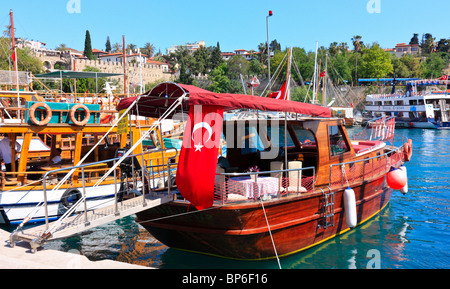 Touristischen Kreuzfahrt Schiff in den Hafen und Jachthafen von Antalya, Türkei Stockfoto
