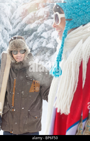 Junges Paar in Winterkleidung Stockfoto