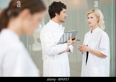 Zwei Ärzte diskutieren miteinander Stockfoto