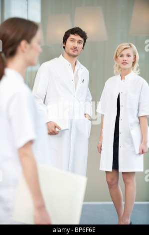 Männlichen Arzt stehend mit zwei Ärztinnen Stockfoto