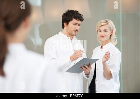 Arzt mit ihrer Kollegin diskutieren Stockfoto