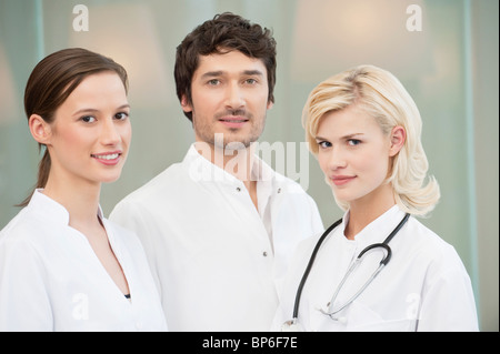 Männlichen Arzt stehend mit zwei Ärztinnen Stockfoto