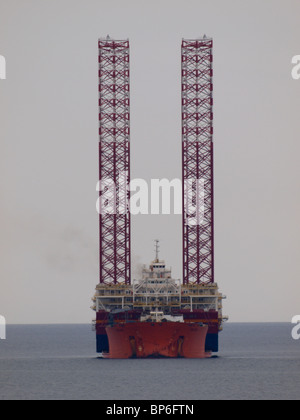 Mit Oase gekennzeichnet ein brandneuer zyprischen Jack-up-Unterkunft-Plattform auf dem Deck, Falmouth, Niederländisch betrieben Heavy-Lift Schiff Schatz Stockfoto