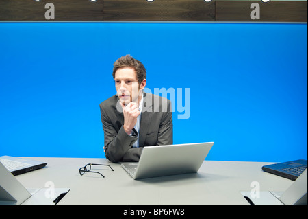 Geschäftsmann, arbeiten auf einem Laptop in einem Konferenzraum Stockfoto