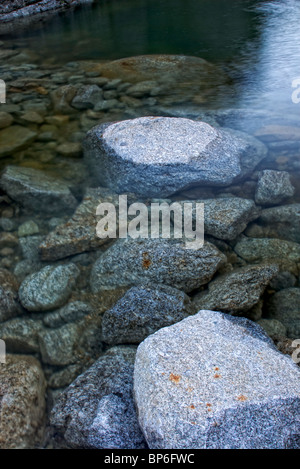 Granitgesteine im Wasser. Laguna del Duque. Sierra de Bejar. Regionalpark Sierra de Gredos. Solana de Avila. Provinz Avila. Castilla y Leon. Spanien. Stockfoto