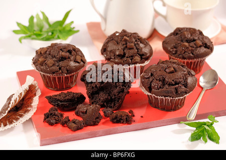 Riesige Schokoladen-Muffins. Rezept zur Verfügung. Stockfoto