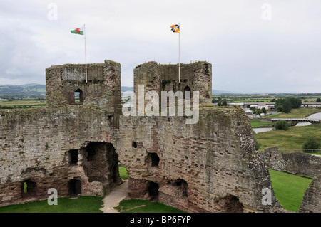 Die Twin Towers des Torhauses West Schutz der Burg vor Angriffen auf dem Land oder Fluss am Rhuddlan Schlosses, Rhyl, Nordwales Stockfoto