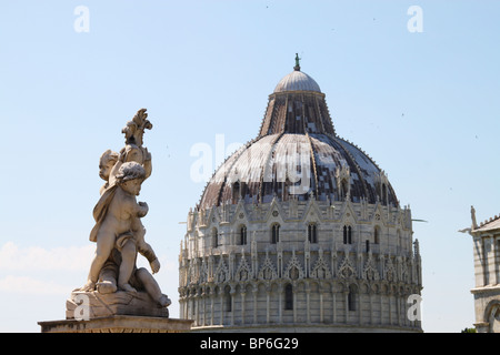 Die Kuppel der schiefe Turm von Pisa und Cherub Statue, Pisa, Toskana, Italien Stockfoto