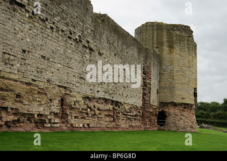 Die Fassade, die zum Südturm und Schloss Andocken des Rhuddlan Schlosses, Nordwales Stockfoto