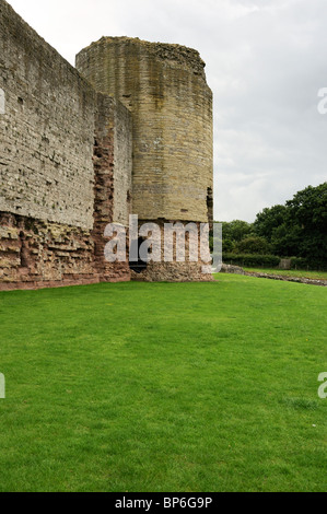 Die Fassade, die zum Südturm und Schloss Andocken des Rhuddlan Schlosses, Nordwales Stockfoto