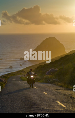 Motorrad bei Sonnenuntergang unterwegs beginnt bei Cape Mendocino, unterwegs verloren Küste, Kalifornien westlichste in 48 Staaten Stockfoto