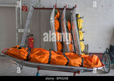 RETTUNGSSCHLITTEN, ALPINE RETTUNGSDIENST, SKI REGION AM FELLHORN BERG, IN DER NÄHE VON OBERSTDORF ALLGÄU REGION, BAYERN, DEUTSCHLAND Stockfoto