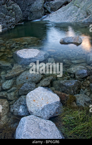 Granitgesteine im Wasser. Laguna del Duque. Sierra de Bejar. Regionalpark Sierra de Gredos. Solana de Avila. Provinz Avila. Castilla y Leon. Spanien. Stockfoto