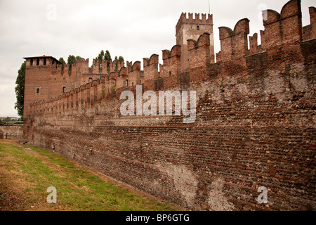 Schloss Vecchio in Verona mit Zinnen gegen den bewölkten Himmel Stockfoto