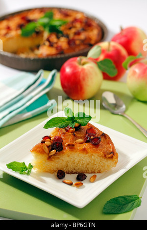 Apfeltörtchen mit Preiselbeeren. Rezept zur Verfügung. Stockfoto