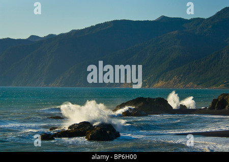 Wellen, die gegen die Küstenfelsen Shelter Cove an der verlorenen Küste, Humboldt County, Kalifornien Stockfoto