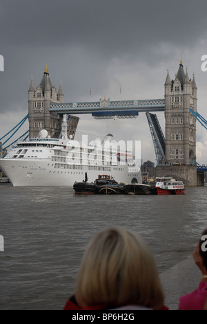 Passagier Kreuzfahrtschiff verlässt Silver Cloud Pool of London auf der Themse durch eine offene Tower Bridge in London Stockfoto