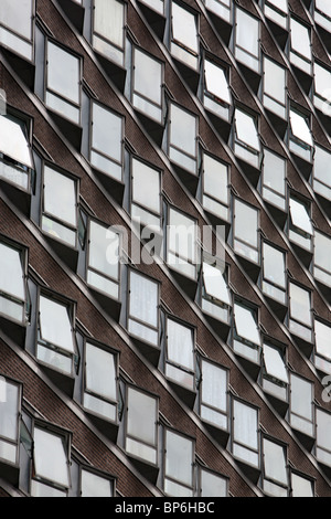 Windows of Brooke House Wohnungen in Basildon Stadt Zentrum Essex Stockfoto