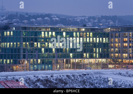 MODERNE BÜROGEBÄUDE IN DEN ABEND, STUTTGART, BADEN-WÜRTTEMBERG, DEUTSCHLAND Stockfoto