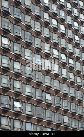 Windows of Brooke House Wohnungen in Basildon Stadt Zentrum Essex Stockfoto