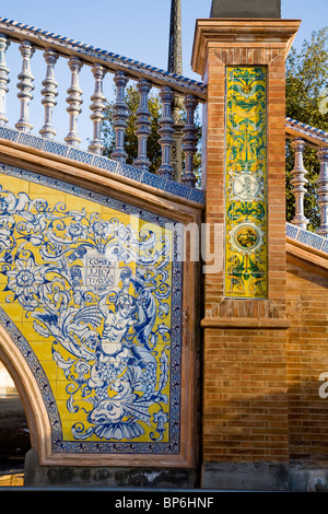 Dekorative Fliesen / Kacheln / Fliesen / auf einer gefliesten Brücke überquert den Burggraben von Sevilla Plaza de España de Sevilla. Sevilla, Spanien. Stockfoto