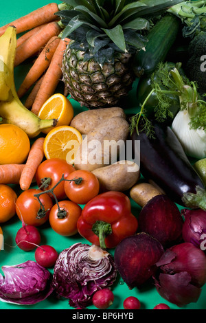 Anordnung von Obst und Gemüse auf einem grünen Hintergrund Stockfoto