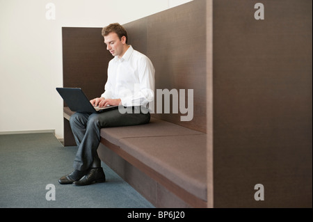 Unternehmer, die auf einem Laptop in einem Büro arbeiten Stockfoto